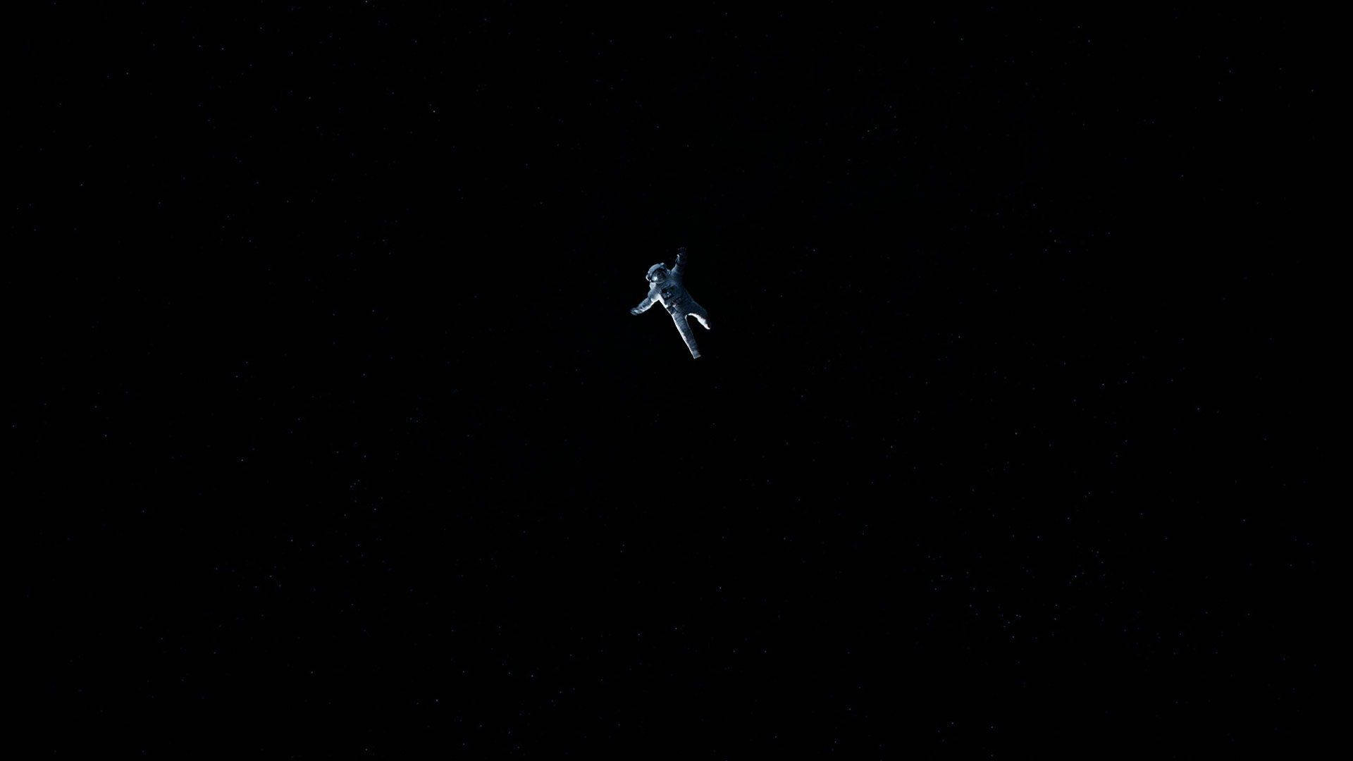 太空人在太空中被星星包圍漂浮