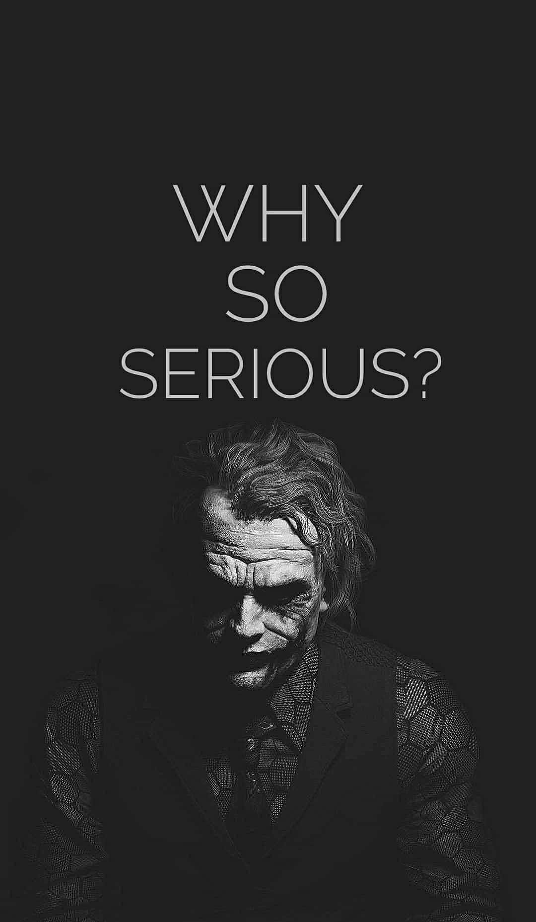 小丑在深色單色肖像中，帶有「WHY SO SERIOUS?」文字。 — 酷 壁紙