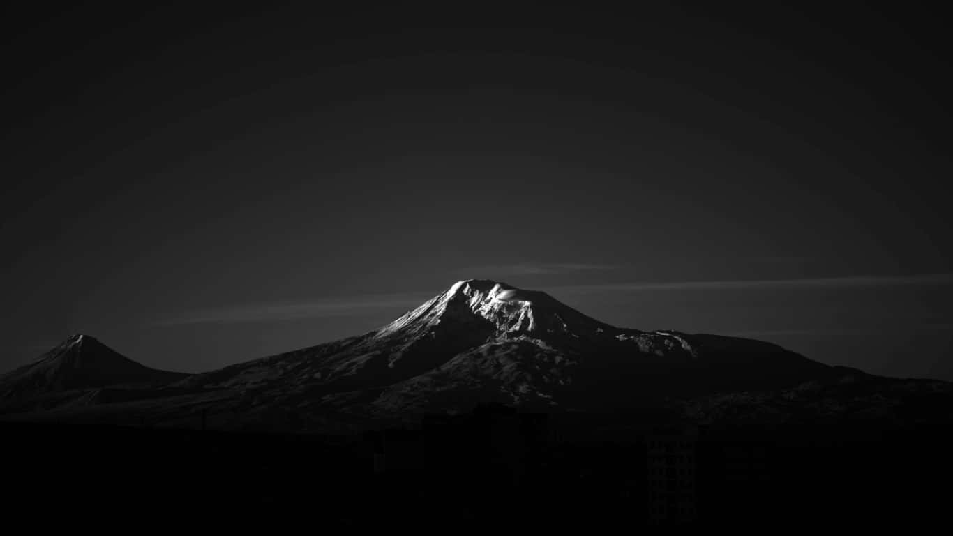 積雪的山頂在黃昏時分，在漸變天空下閃耀。