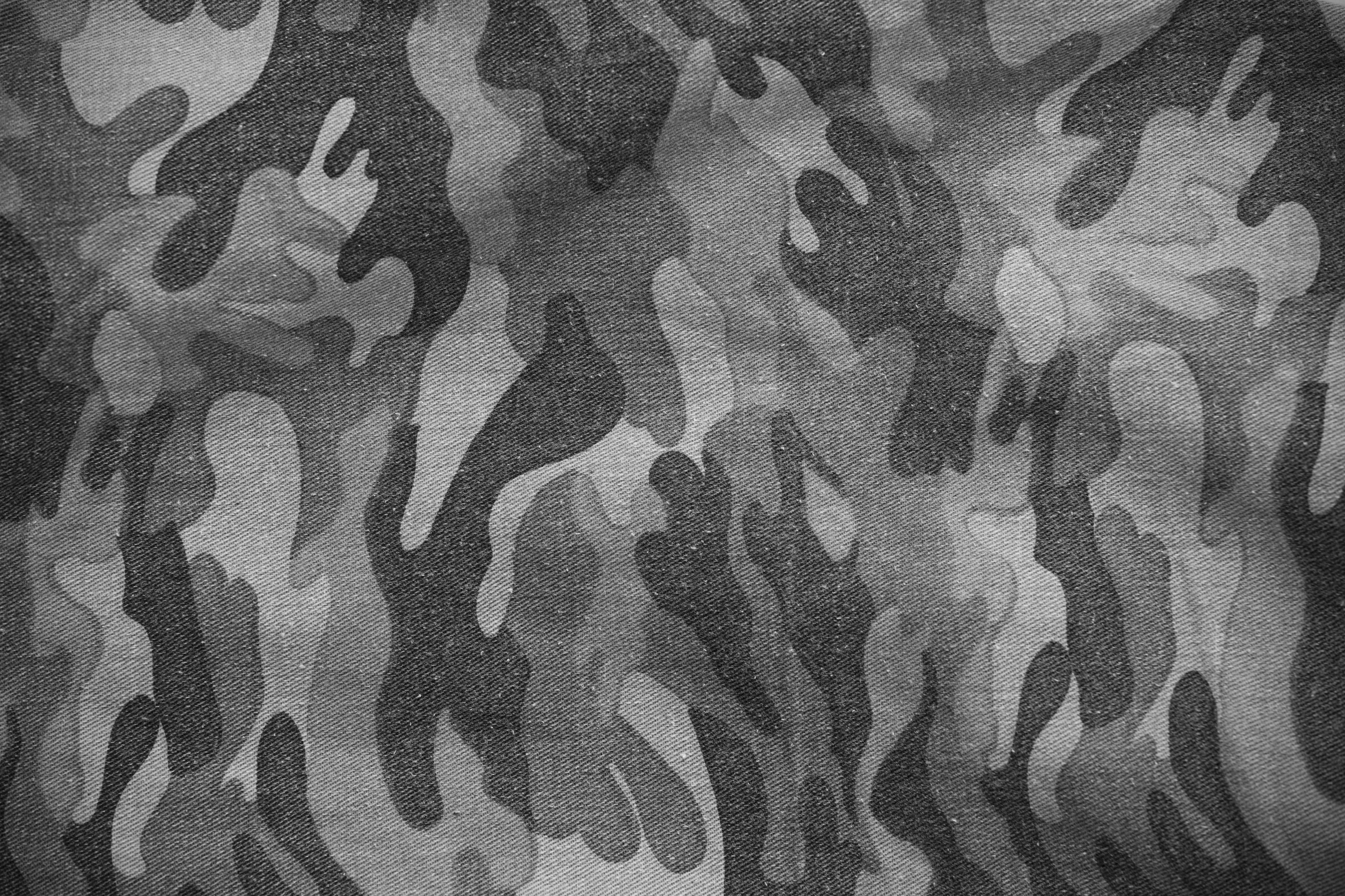 黑白布料軍事迷彩背景 壁紙 — 布料上帶有細微色調變化的紋理灰色迷彩圖案特寫。