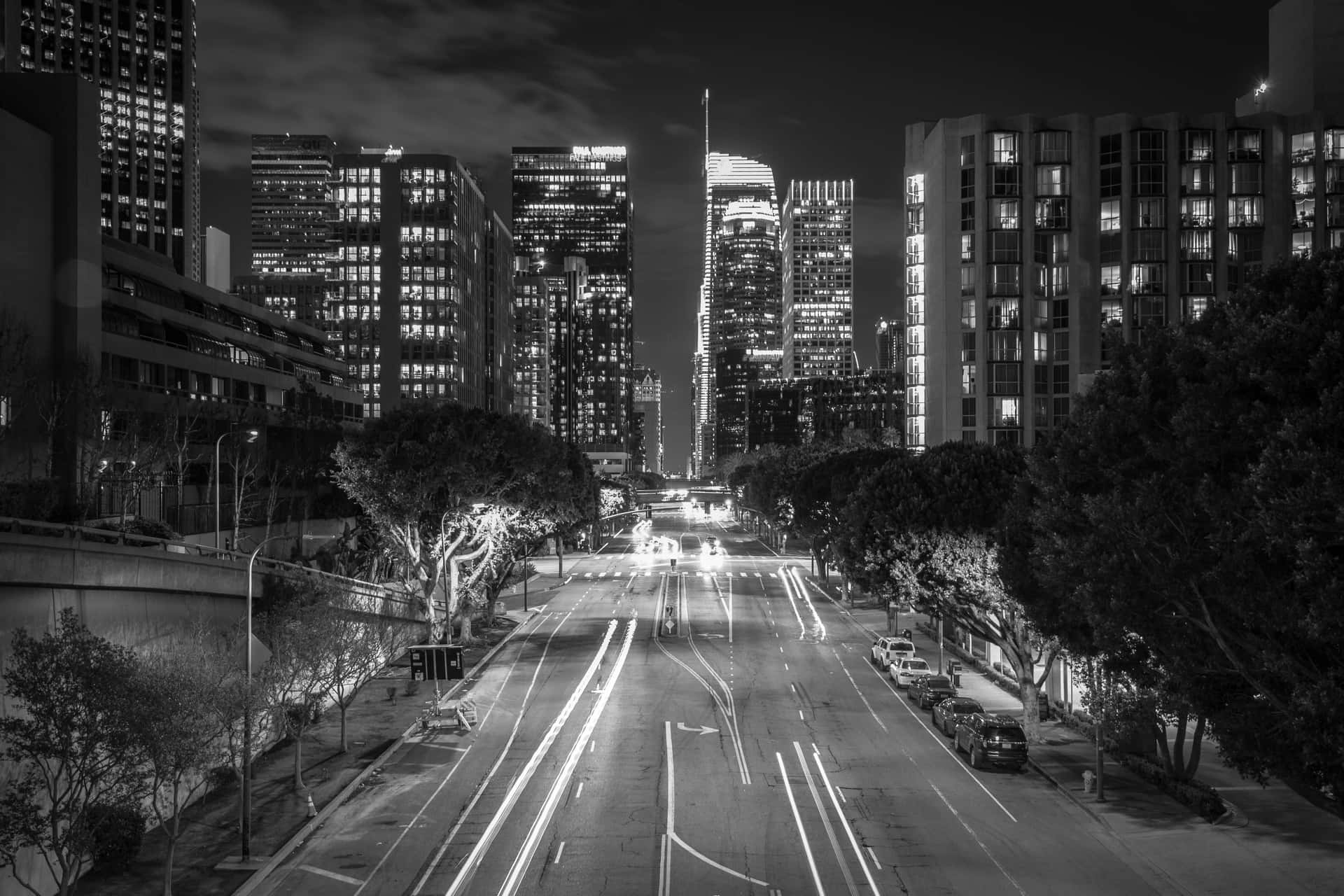 夜晚城市街道，汽車燈光形成光軌和高樓大廈