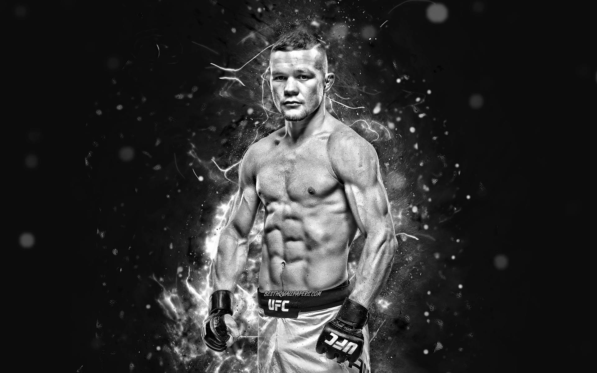 一位赤裸上身的UFC戰士，周圍有發光的電效果。