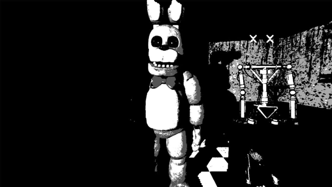 黑白恐懼的邦妮 FNAF 圖片 壁紙 — 一個黑白恐怖場景，展示一隻戴著蝴蝶結的可怕電子兔，站在一個有棋盤地板和背景中一個破損電子動物的黑暗房間裡。