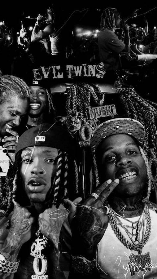 King Von And Lil Durk 桌布 壁紙 — 黑白拼貼畫，描繪梳辮子、戴鏈條的饒舌歌手在擁擠的演唱會場景中，與「Evil Twins」文字一同擺姿勢。