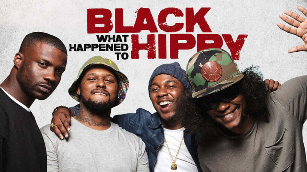 四位穿著休閒服裝的黑人男性與「BLACK WHAT HAPPENED TO HIPPIE」文字擺姿勢。
