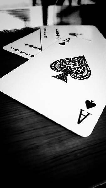 木桌上包括黑心A和Joker的黑白啤牌。
