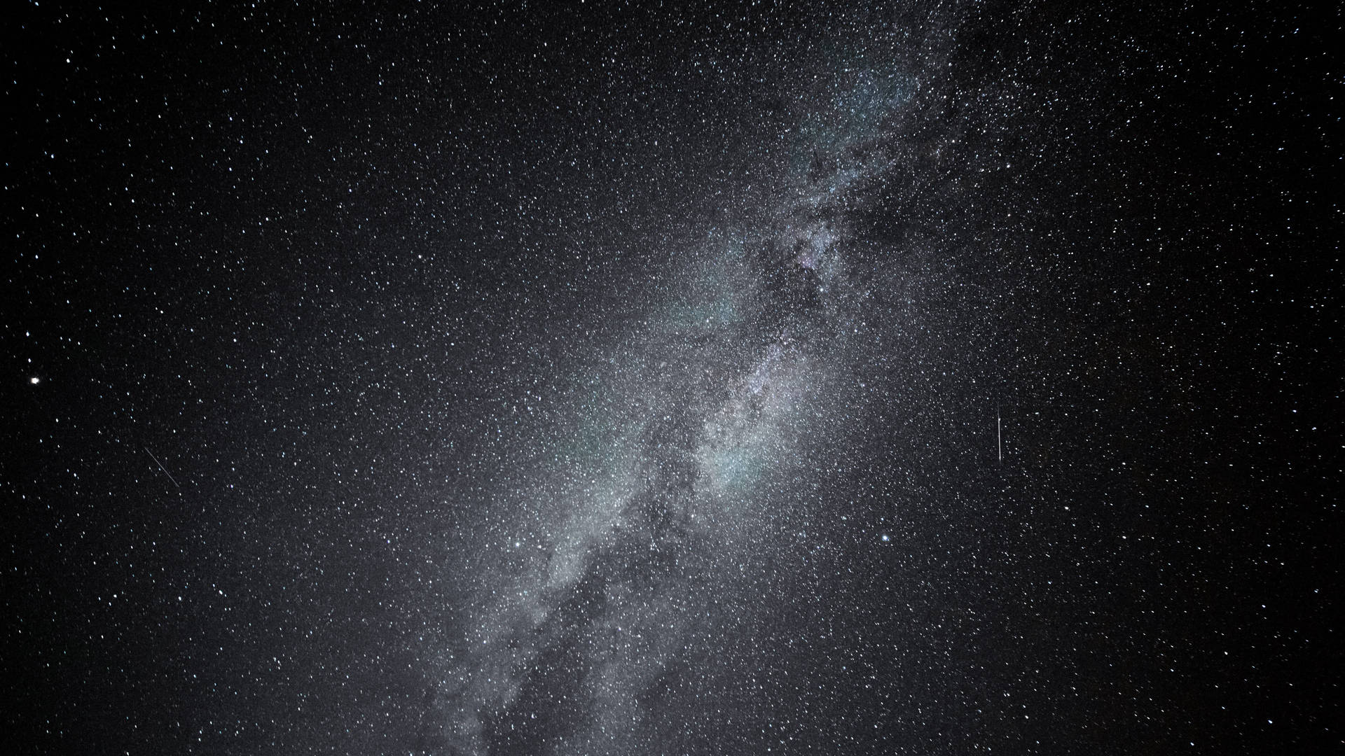 銀河系在夜空中閃耀著星星和宇宙塵埃