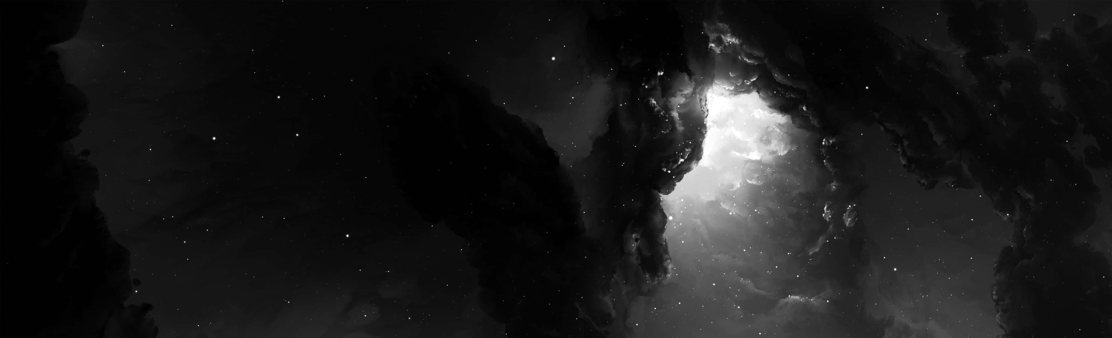 黑暗宇宙雲層框住深空中明亮的星野。