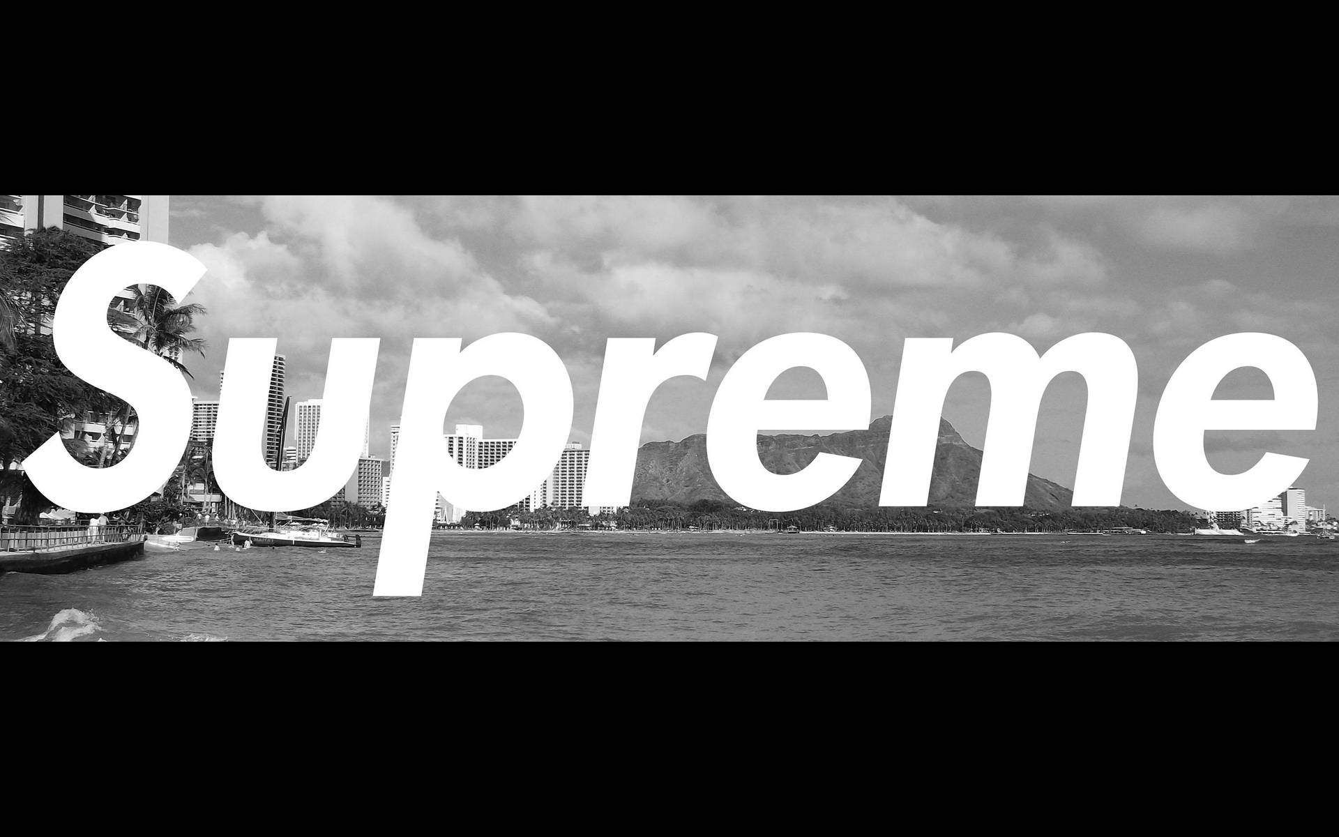 黑白海岸城市照片，帶有「Supreme」文字疊加。