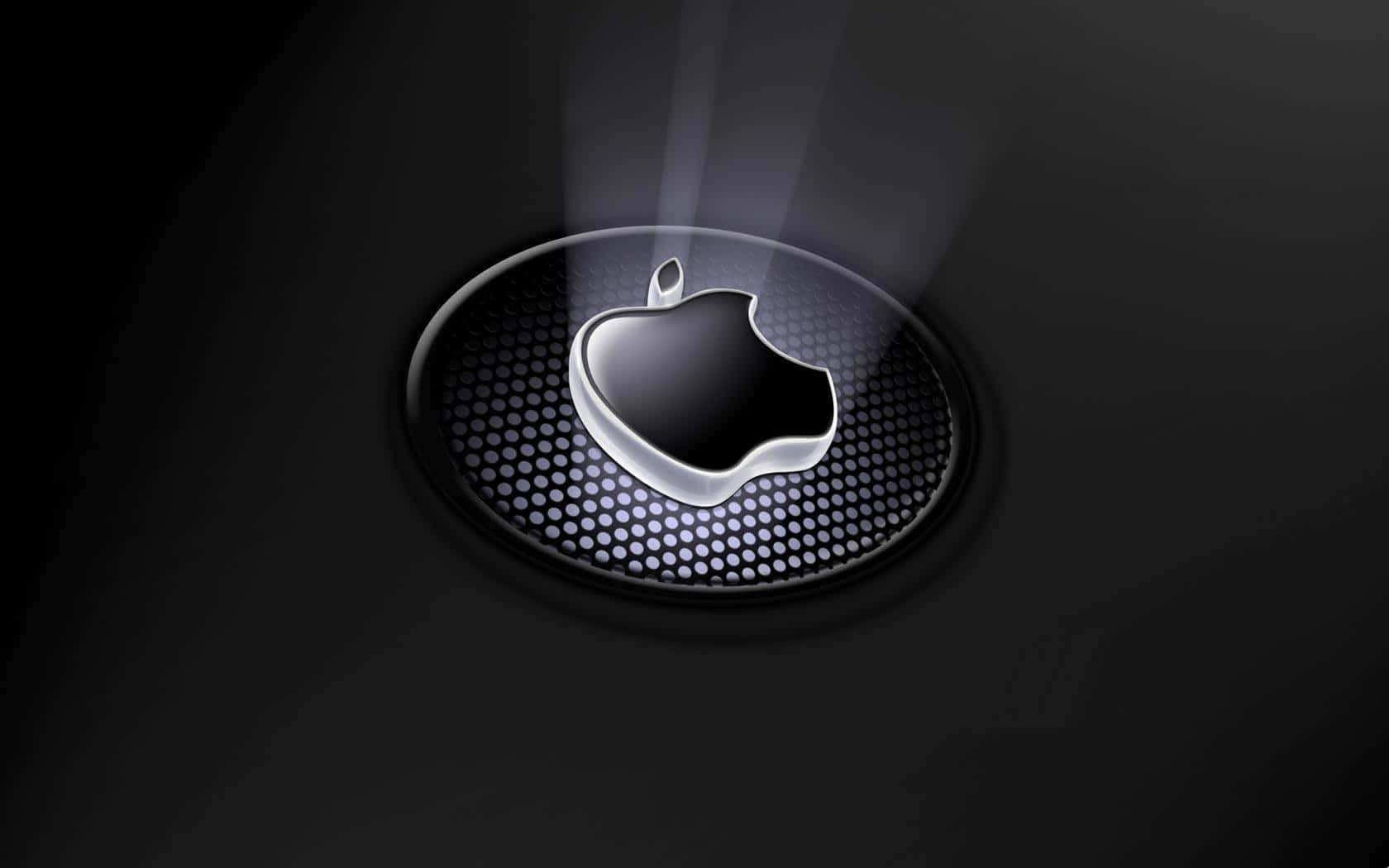 在深色穿孔表面上被光束照亮的閃亮Apple標誌。