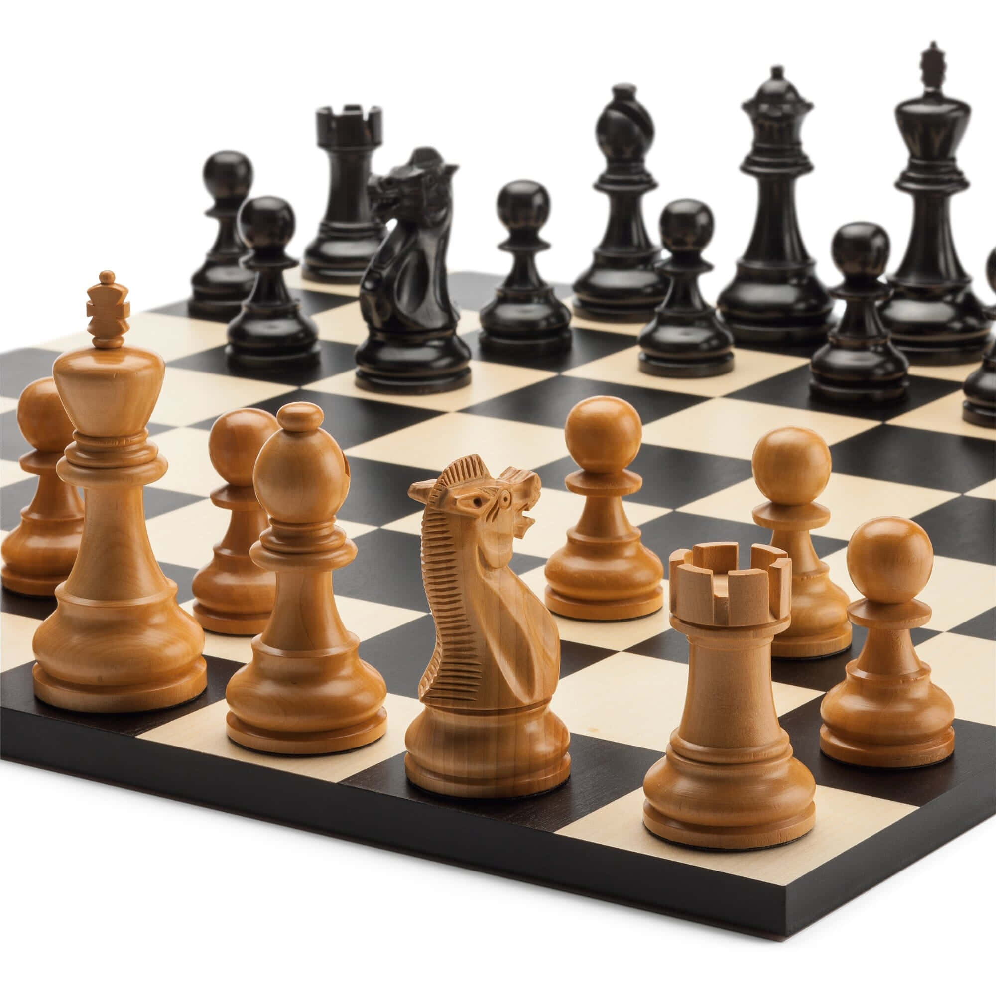 Chessboard 桌布 壁紙 — 黑白木紋棋盤上棋局中期的木製國際象棋棋子特寫。