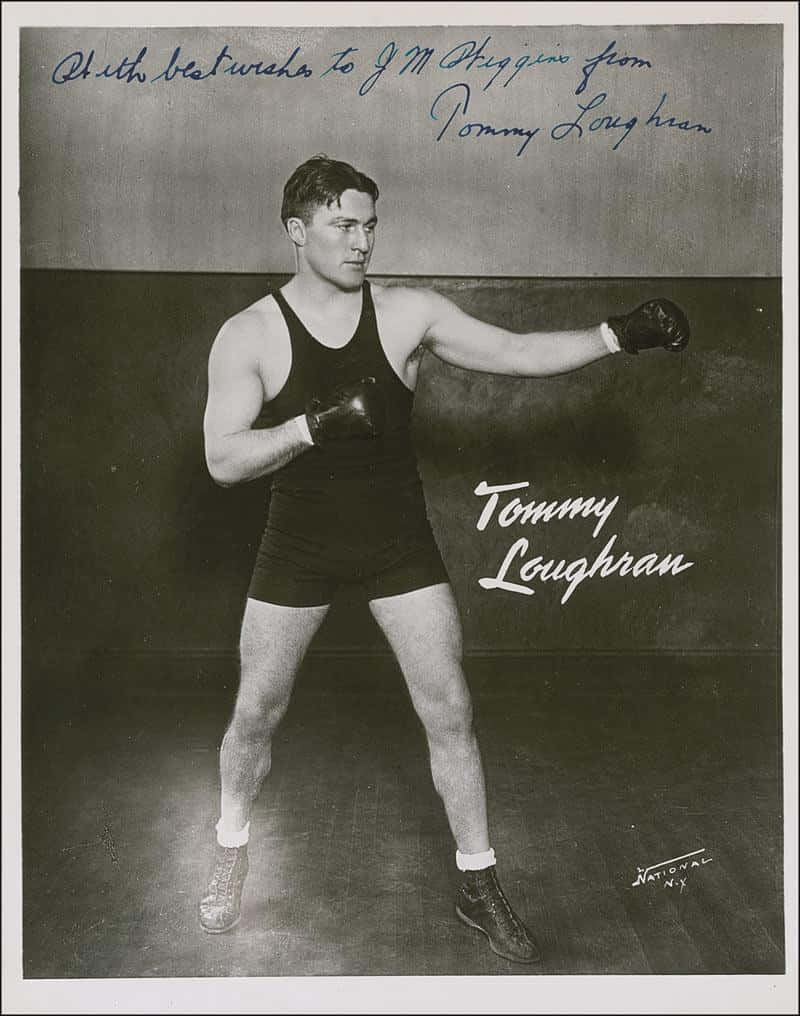 黑白湯米·勞赫蘭拳擊姿勢 壁紙 — 拳擊手Tommy Loughran的復古黑白肖像，以戰鬥姿勢戴著手套和背心。