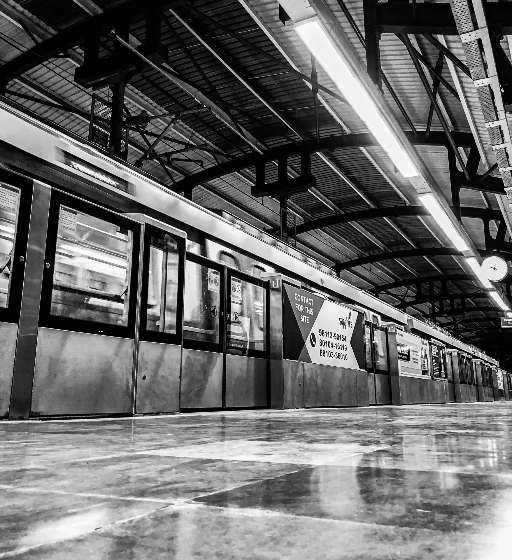 黑白地鐵站，列車和反射地面。