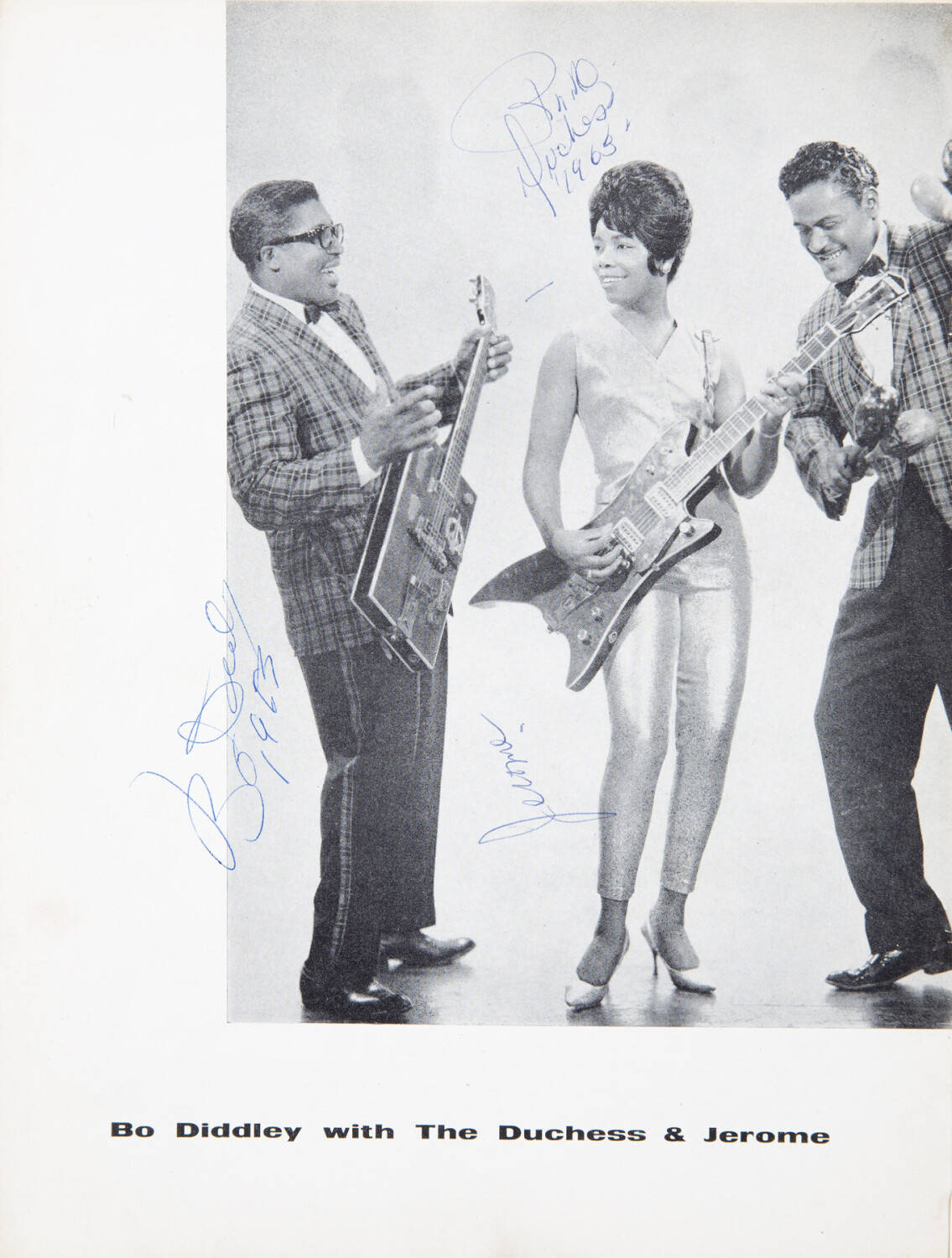 黑白照片：Bo Diddley 與 The Duchess 和 Jerome 合照 壁紙 — 三位身穿1960年代服裝的音樂家，在純色工作室背景前拿著電結他擺姿勢，並有Bo Diddley等人的簽名。