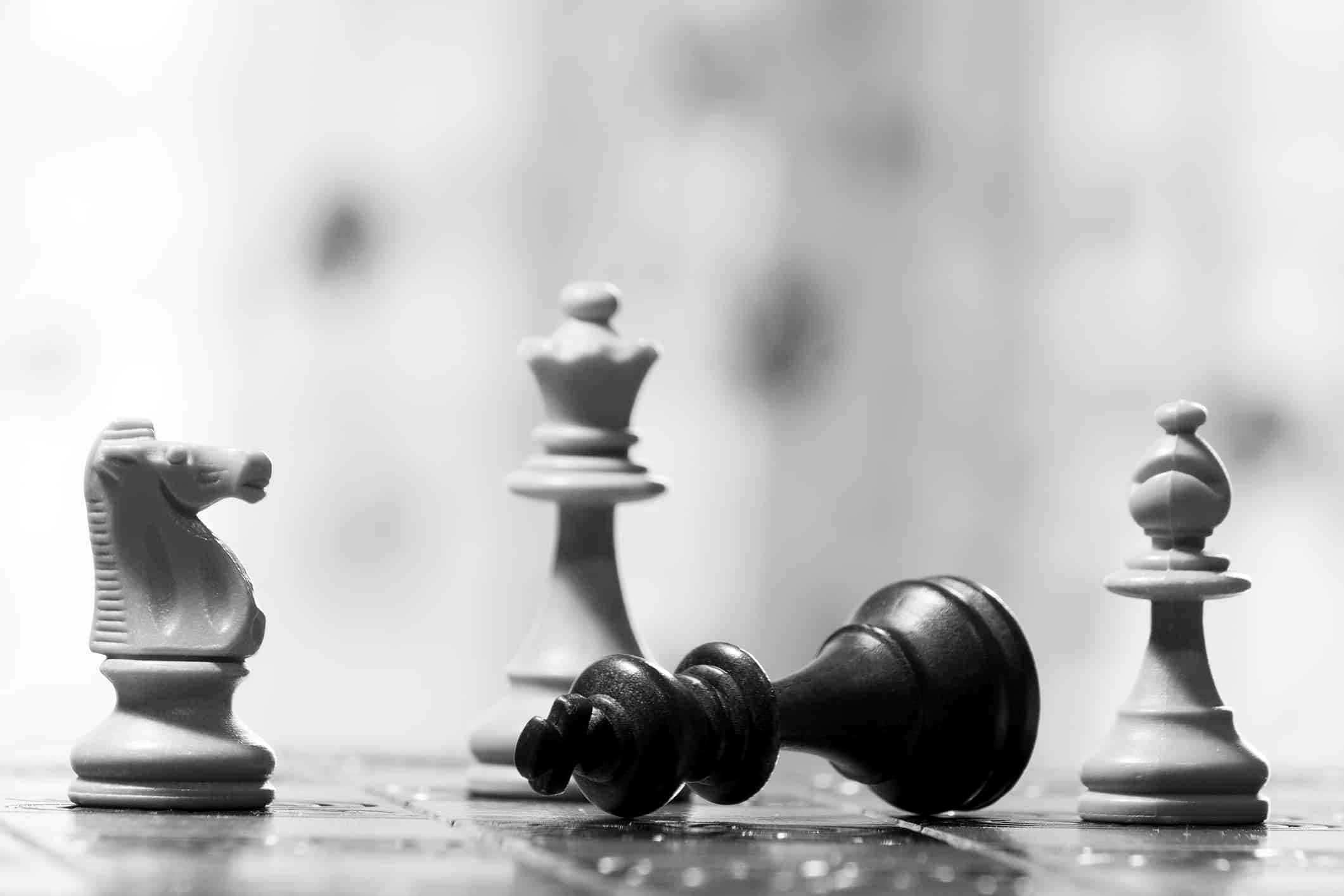 Black And White Chess 桌布 壁紙 — 黑白特寫，棋盤上倒下的棋子，背景模糊。