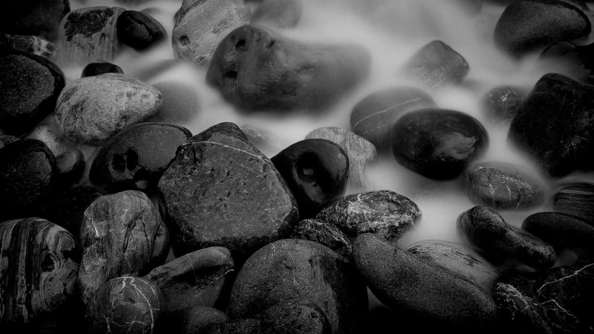 Black And White Nature 桌布 壁紙 — 黑白特寫光滑的河石，搭配絲滑流動的水，長時間曝光拍攝。