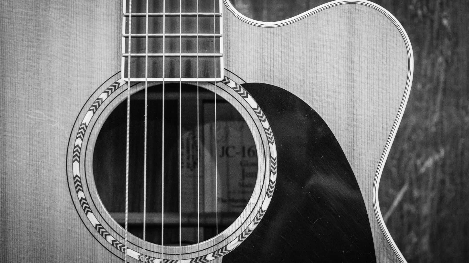Black And White Guitar 桌布 壁紙 — 黑白特寫鏡頭，展示原聲結他的音孔和琴弦，帶有精緻的玫瑰飾邊細節。