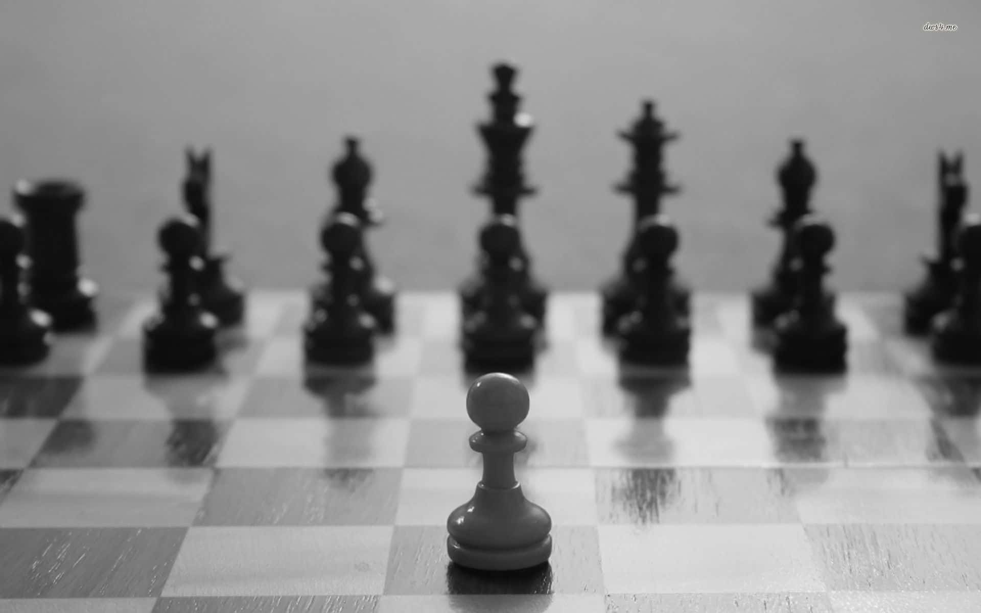 黑白相片中的棋盤與一枚兵棋 壁紙