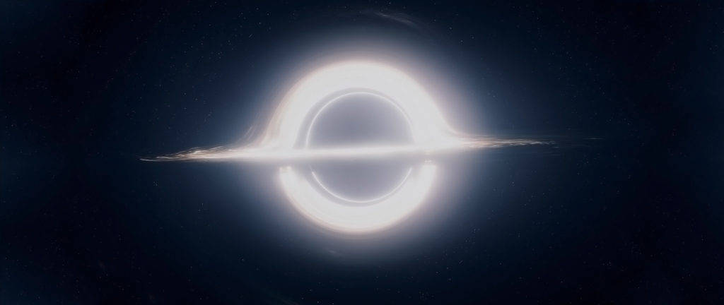 黑白科幻風格的太空電腦壁紙 壁紙 — 一個發光的吸積盤在佈滿星空的宇宙虛空中圍繞黑洞旋轉。