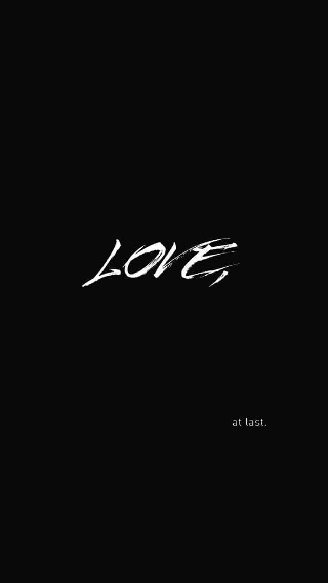 簡約黑色背景，帶有白色筆觸文字「LOVE at last」。