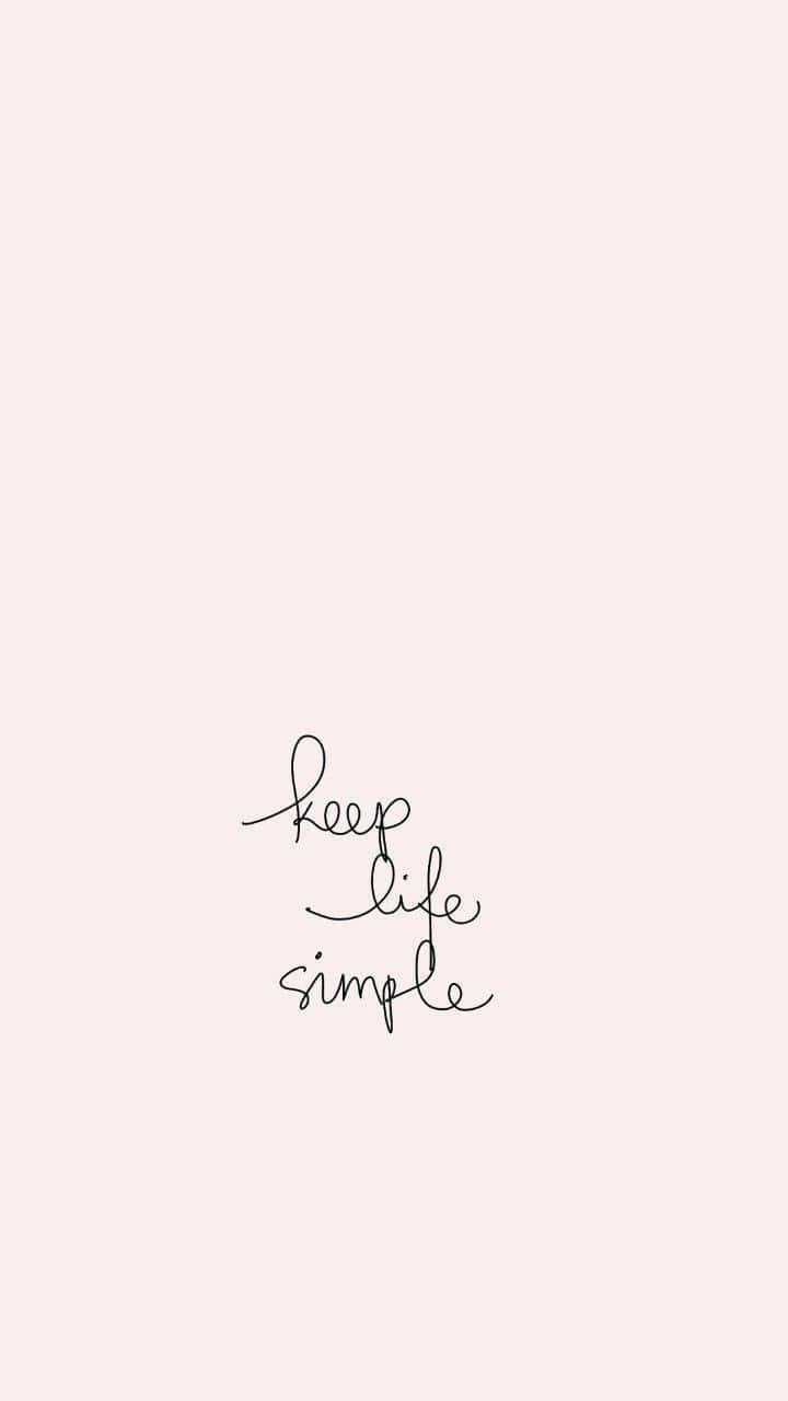 手寫短語 keep life simple 在柔和胭脂色背景上。