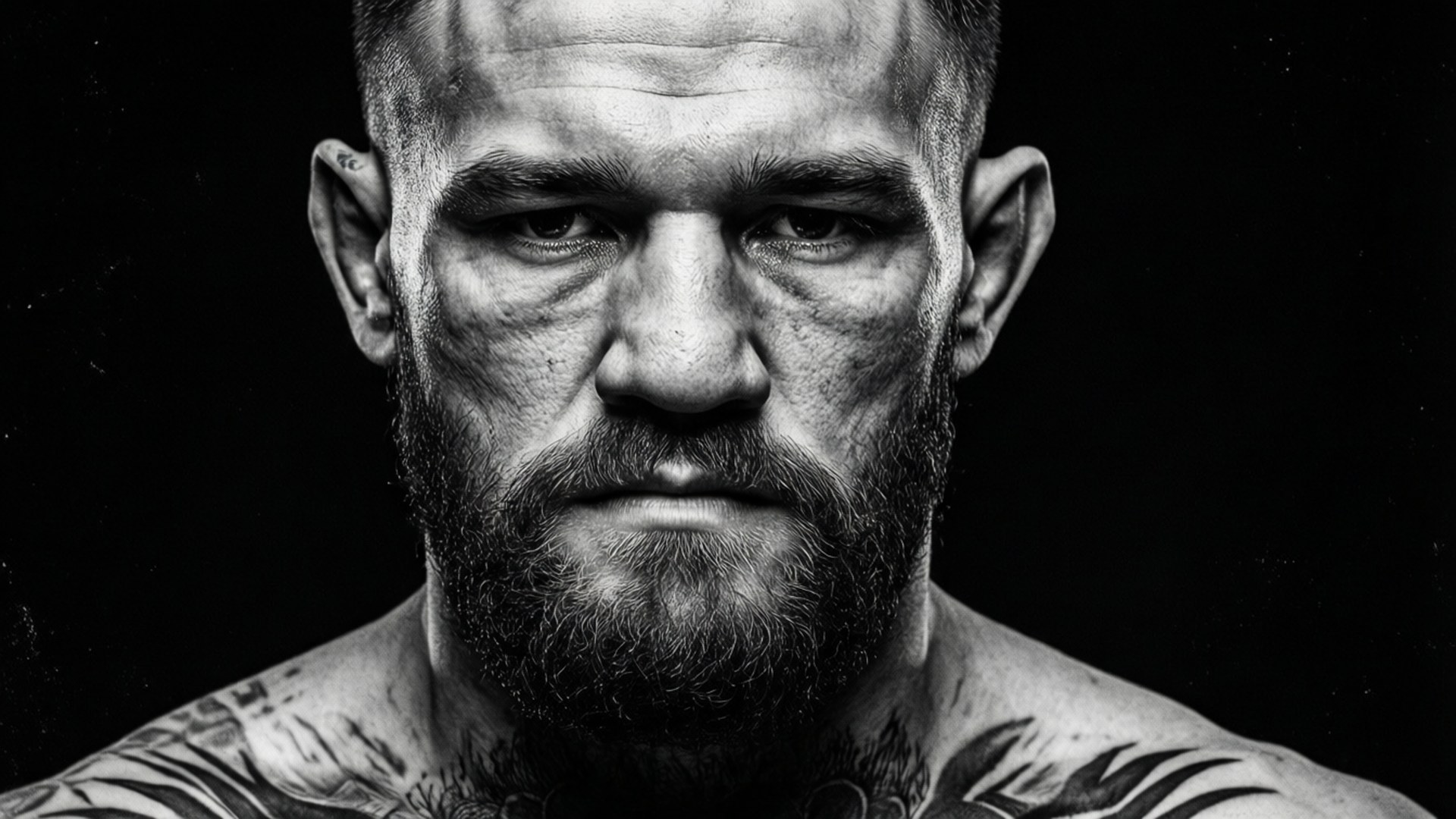 黑白粗獷 壁紙 — 一張粗糙的黑白特寫肖像，康納·麥格雷戈（Conor McGregor）在深色背景下，眼神銳利，帶有紋身。