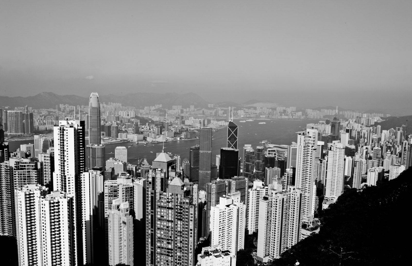 香港的黑白城市景觀，摩天大樓和港口。