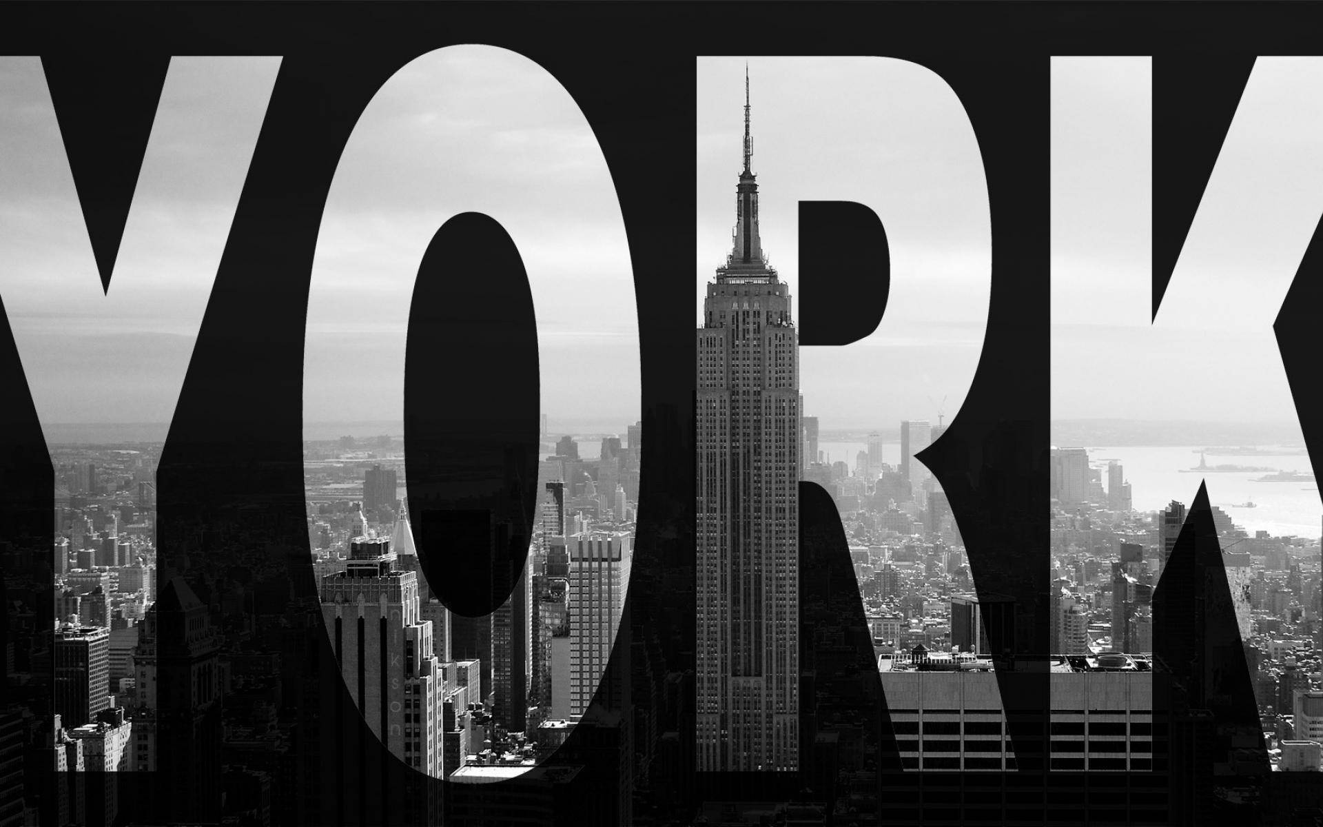 紐約天際線的黑白照片，被拼寫成YORK的大字母框住。