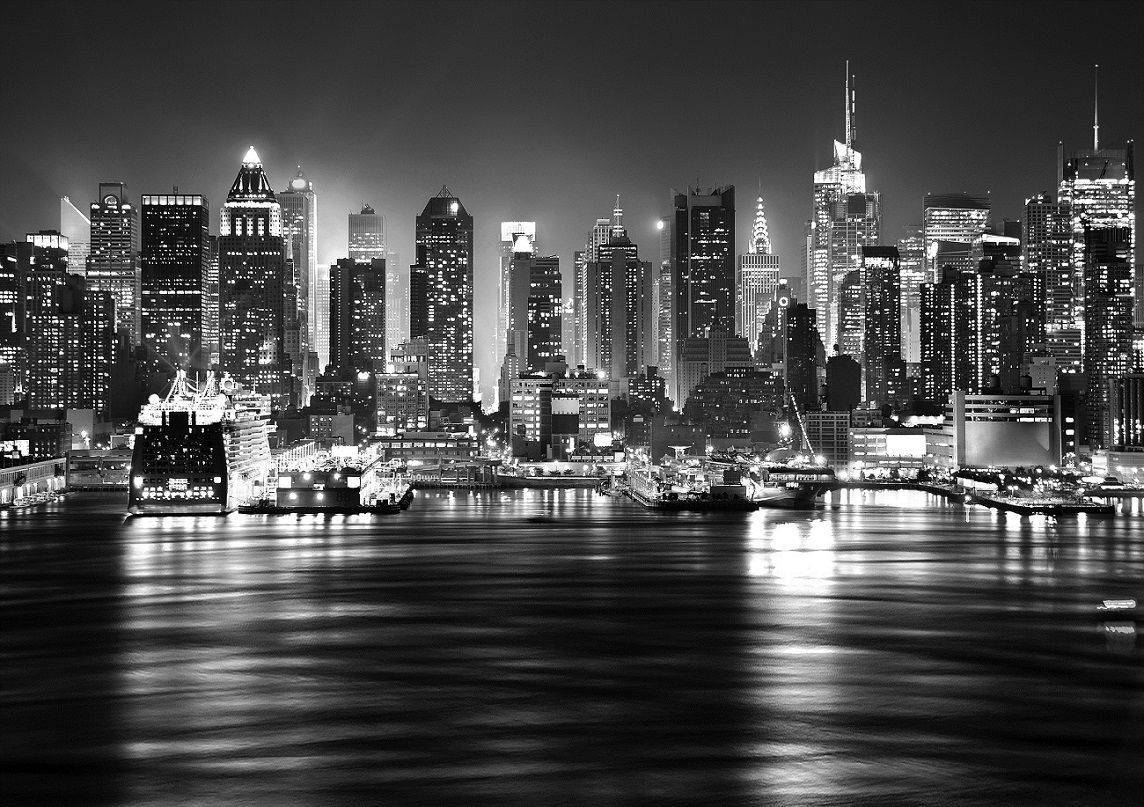 黑白夜景城市景觀，摩天大樓與水面倒影。