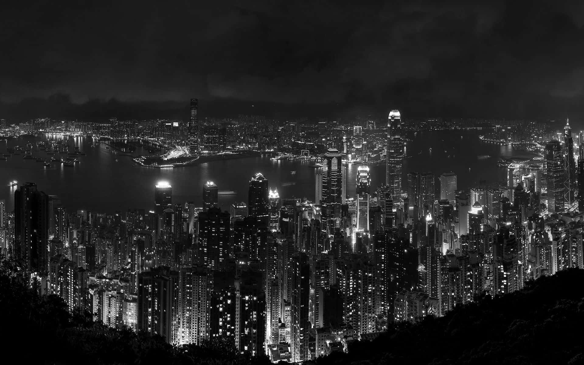 黑白夜景城市景觀，發光的摩天大樓和港口。