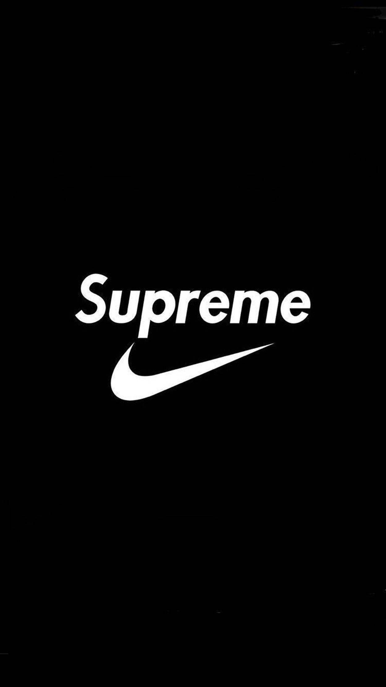 黑白色 Supreme 與 Nike Logo iPhone 壁紙 — 大膽的白色Supreme和Nike標誌居中在鮮明的黑色背景上。