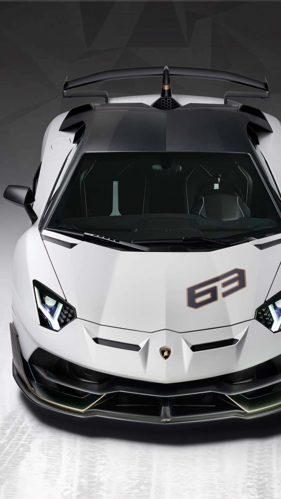 白色林寶堅尼 Aventador SVJ，帶有黑色飾邊和「63」徽章，在攝影棚環境中。