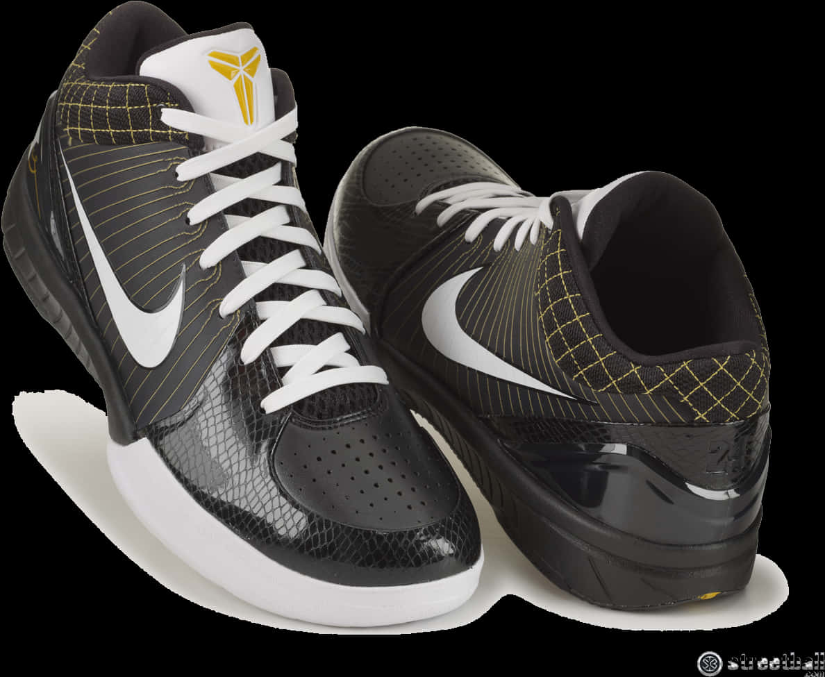 黑白運動鞋 壁紙 — 黑色和金色 Kobe Bryant 簽名運動鞋，白色鞋帶和 Nike 勾勾，在黑色背景上的白色平台上。