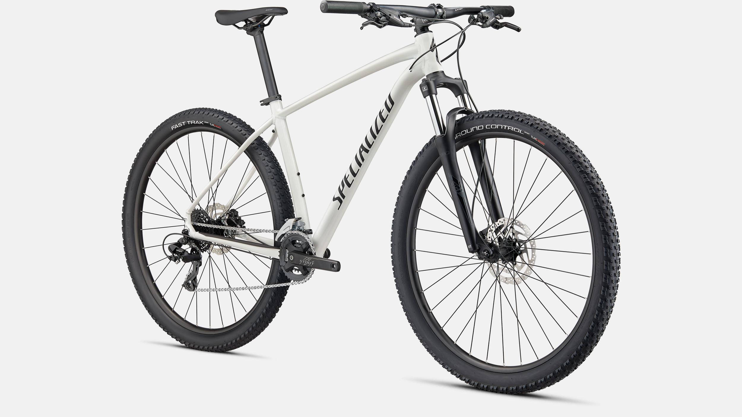 黑白配色Specialized自行車側視圖 壁紙 — 一架時尚的白色Specialized山地自行車，配備黑色輪胎和車架點綴，孤立地立在純淺灰色背景前。