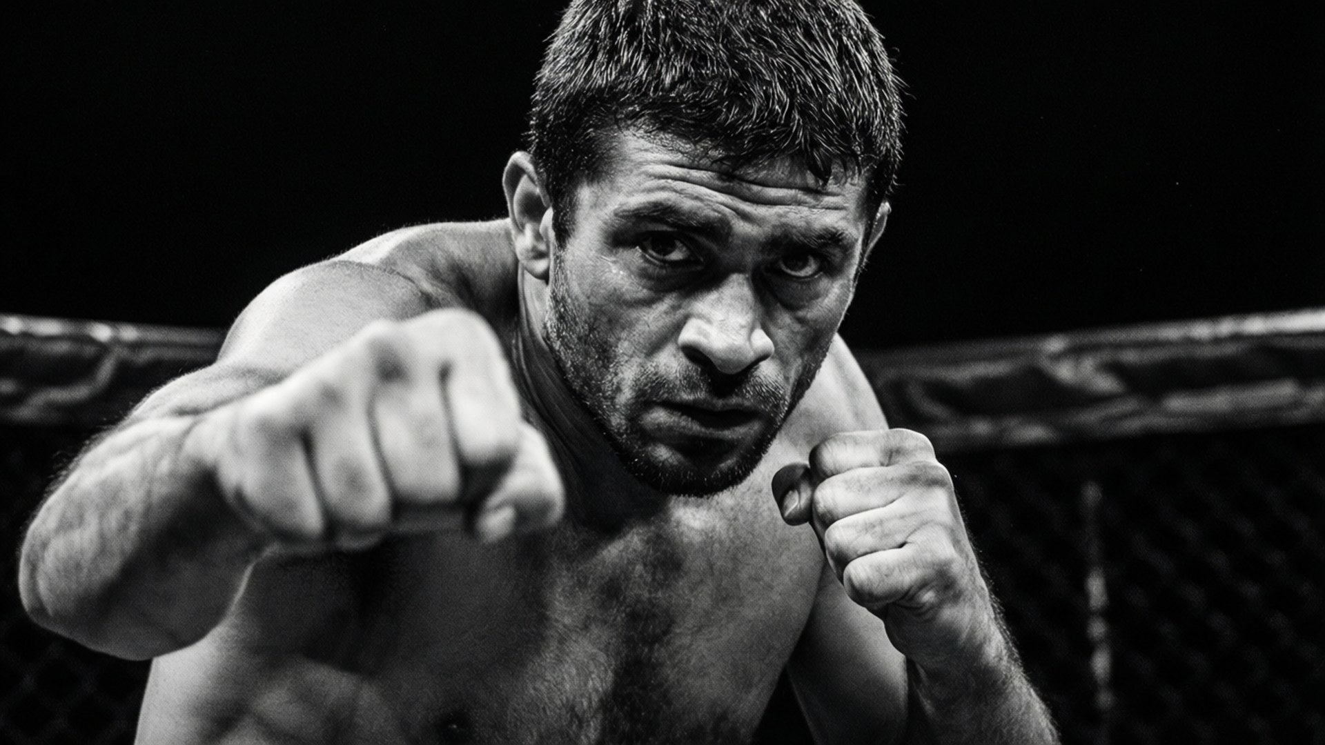 一個專注的MMA鬥士在籠中握拳。