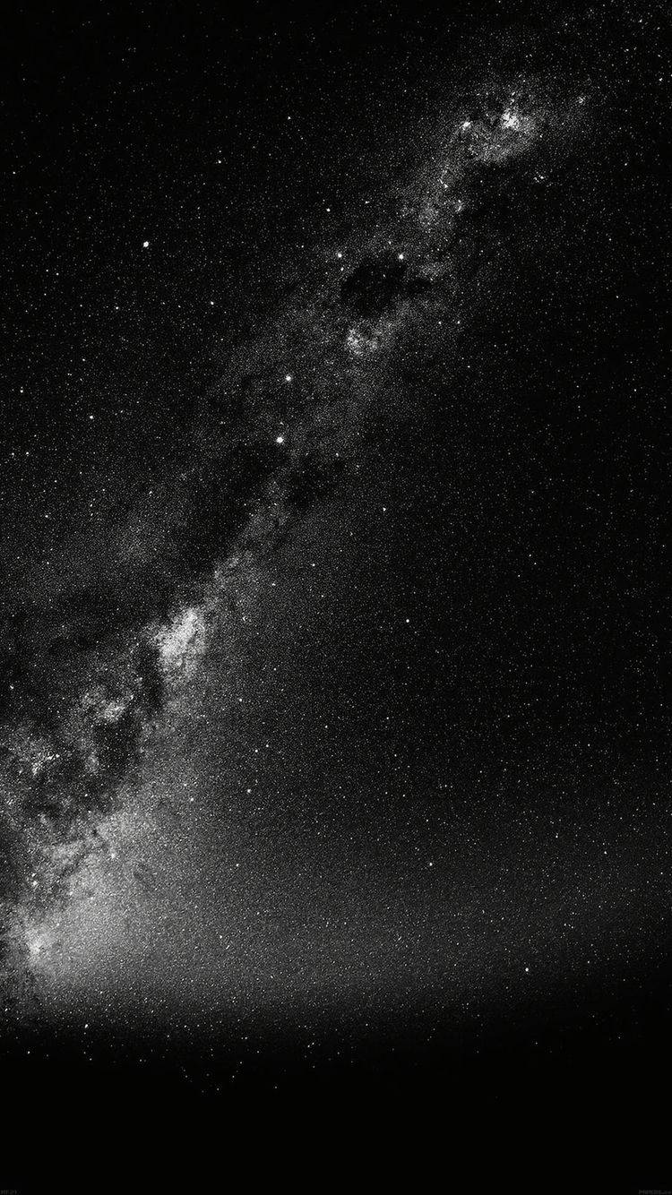 銀河系在黑暗夜空中閃爍著星光。