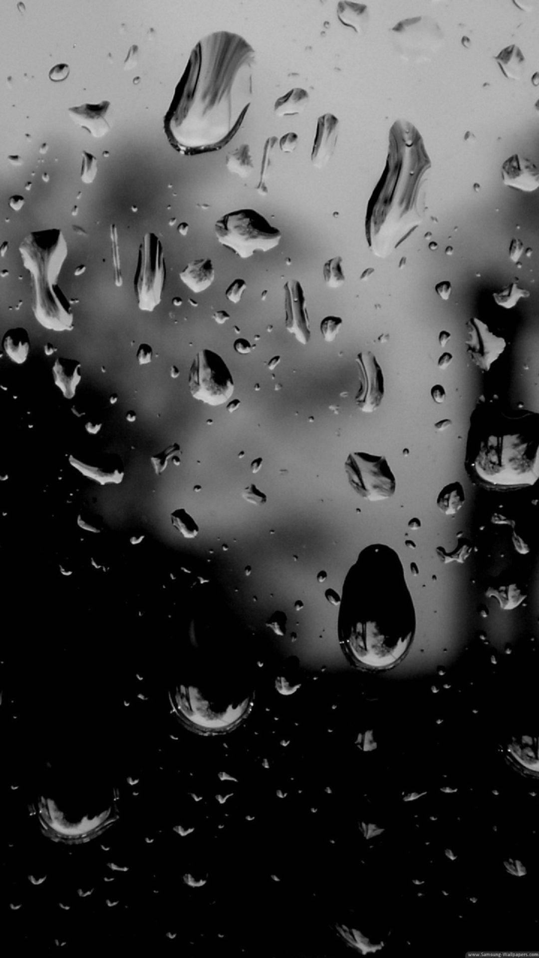 Rainy Day 桌布 壁紙 — 黑白雨滴依附在玻璃表面，背景反射模糊。