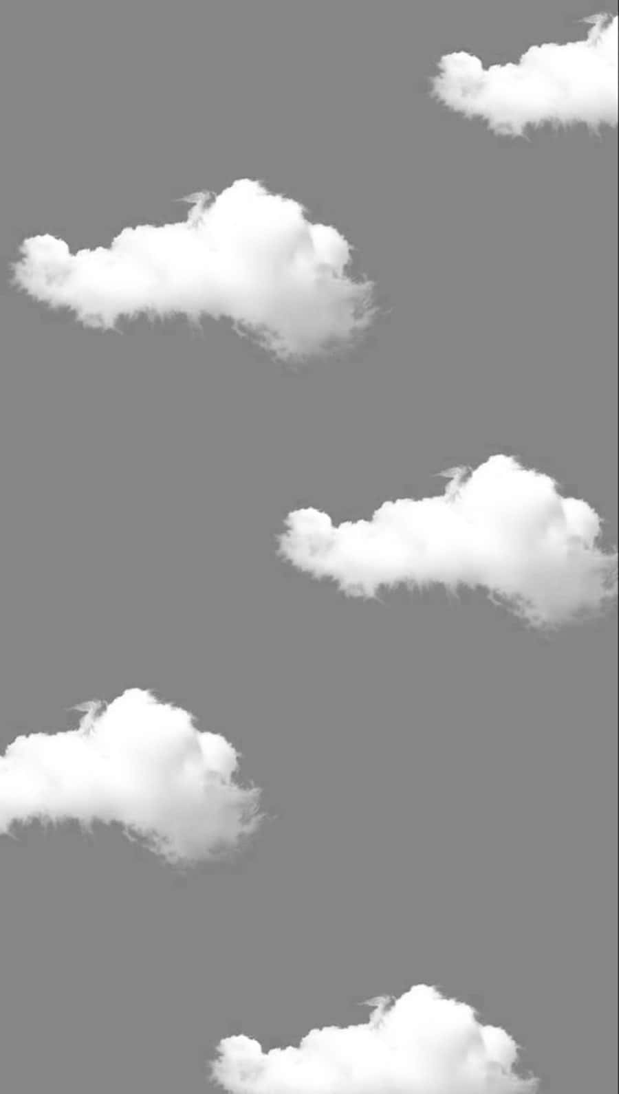 灰色天空中漂浮的白雲，營造平靜極簡背景。