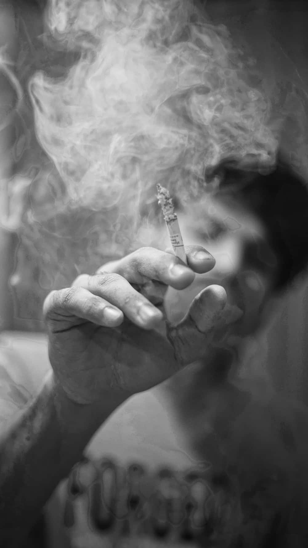 黑白風格中一名男子抽煙 壁紙