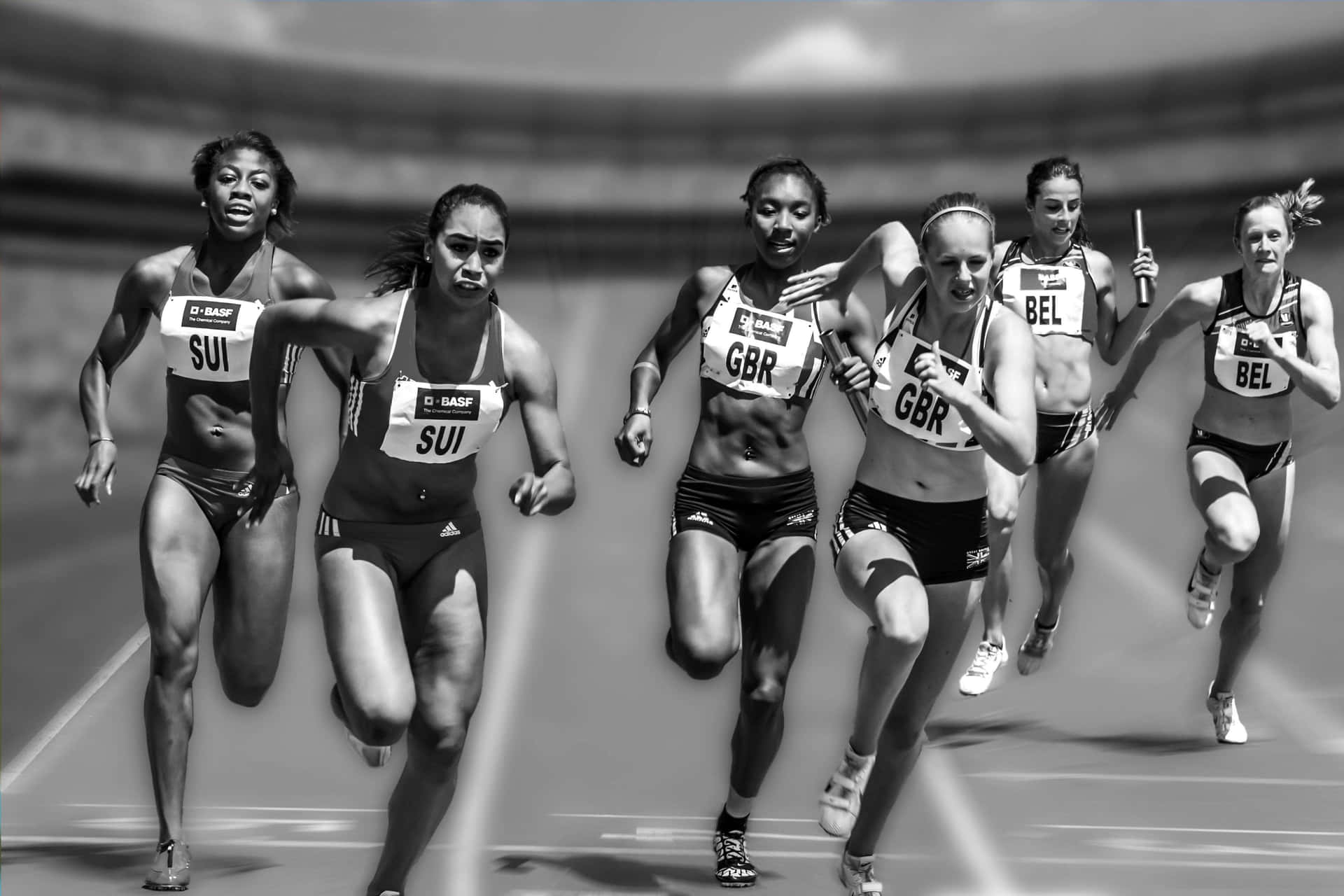 六位女短跑選手在黑白賽道上比賽