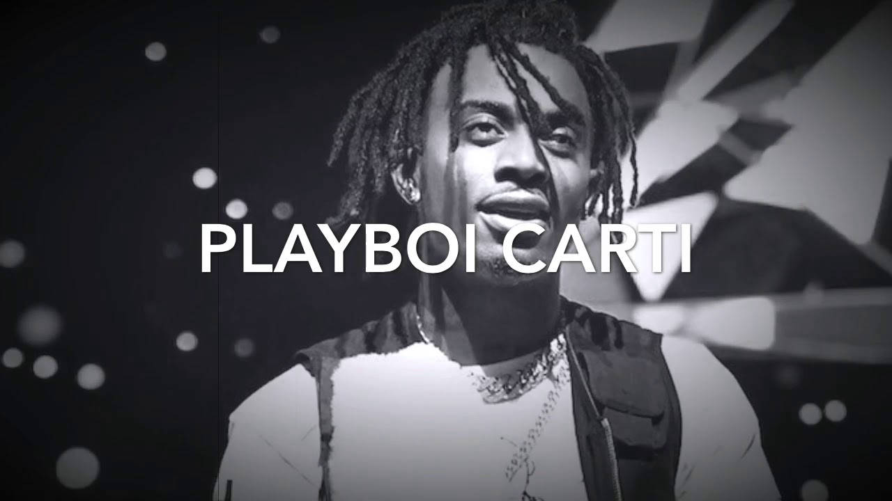 Playboi Carti 在黑白照片中微笑，帶有文字疊加。