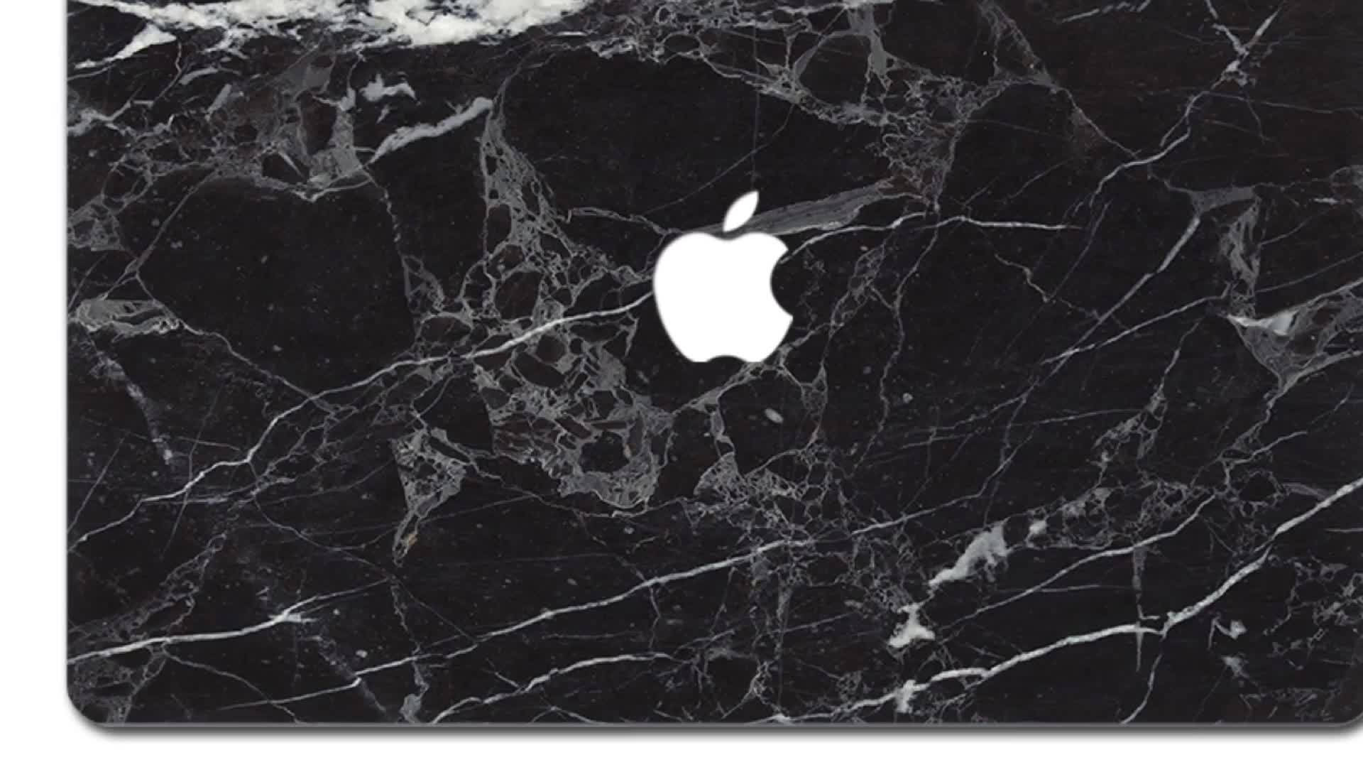 帶有白色Apple標誌的黑色大理石筆記本電腦