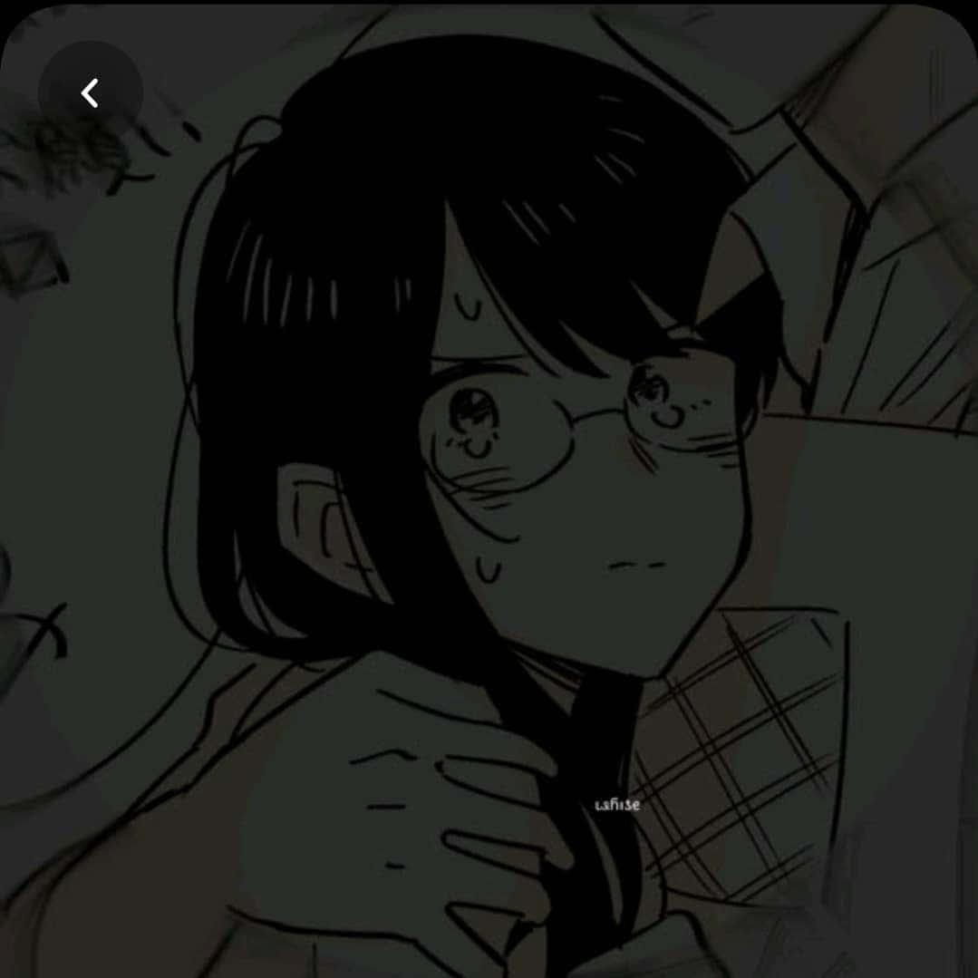 戴著眼鏡、頭髮凌亂的動漫女孩，害羞地睜大眼睛向上看。