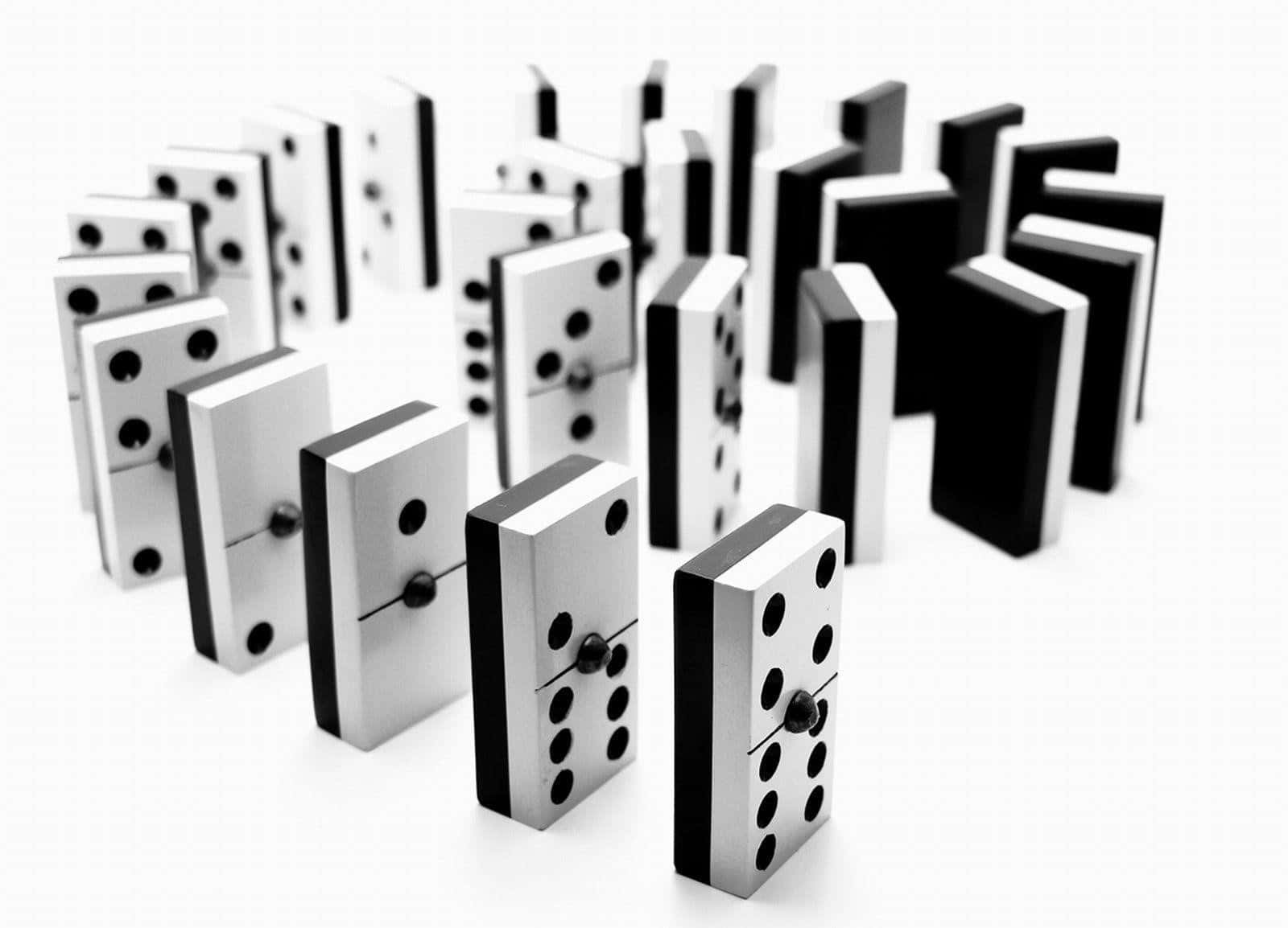 Domino 桌布 壁紙 — 黑白骨牌整齊排列在潔白表面上，準備在經典遊戲設置中倒下。