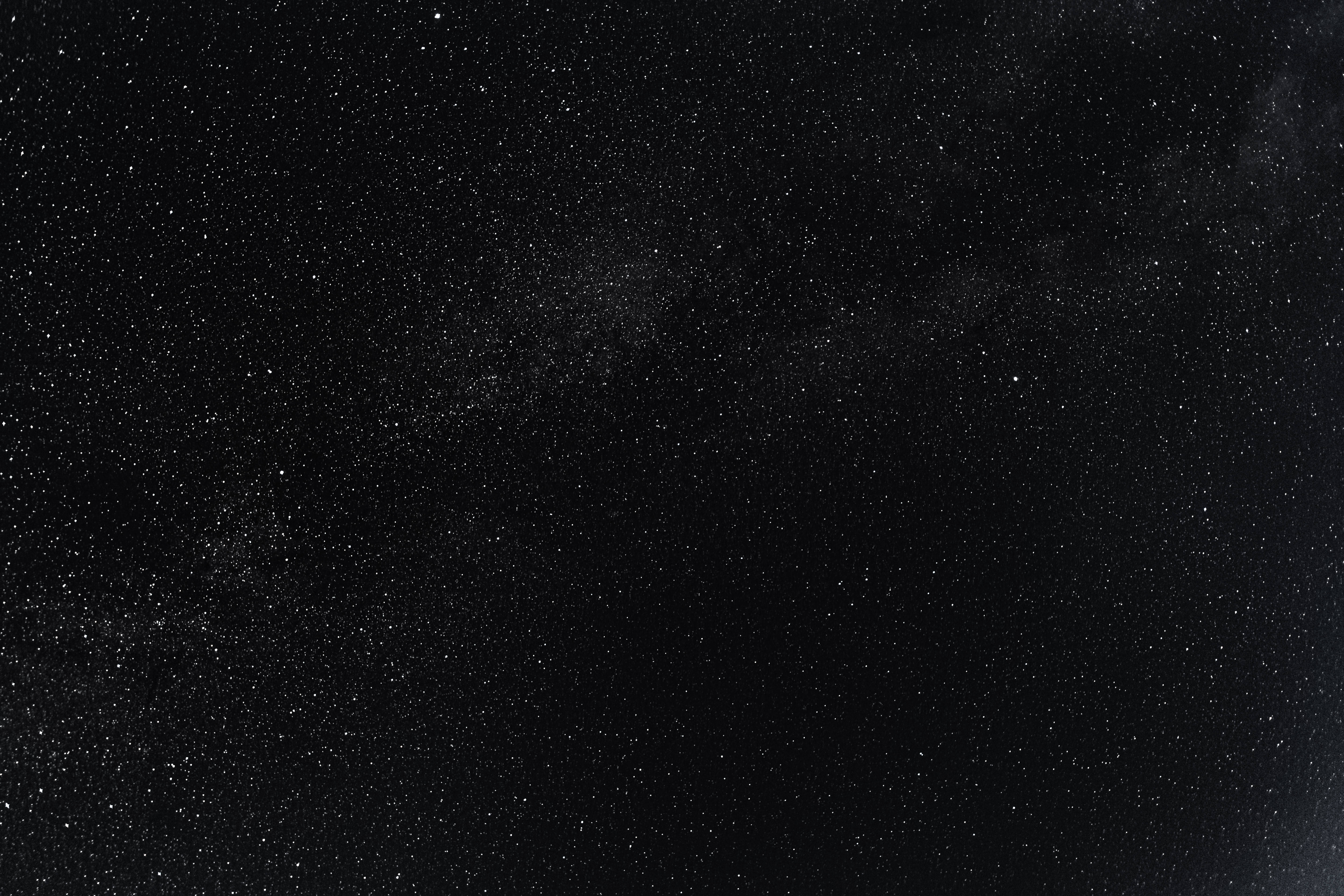 黑白高清夜空 壁紙 — 令人嘆為觀止的銀河系景觀，在深邃的黑色夜空中閃爍著無數星星。