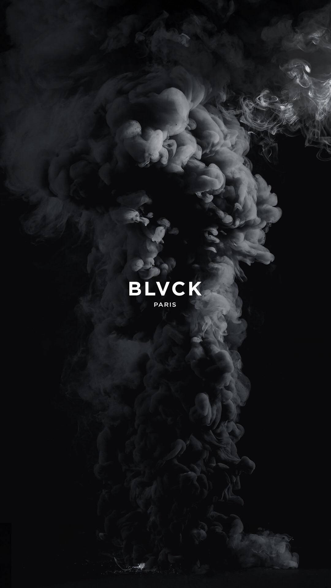 抽象黑白煙霧，帶有粗體文字 BLVCK PARIS
