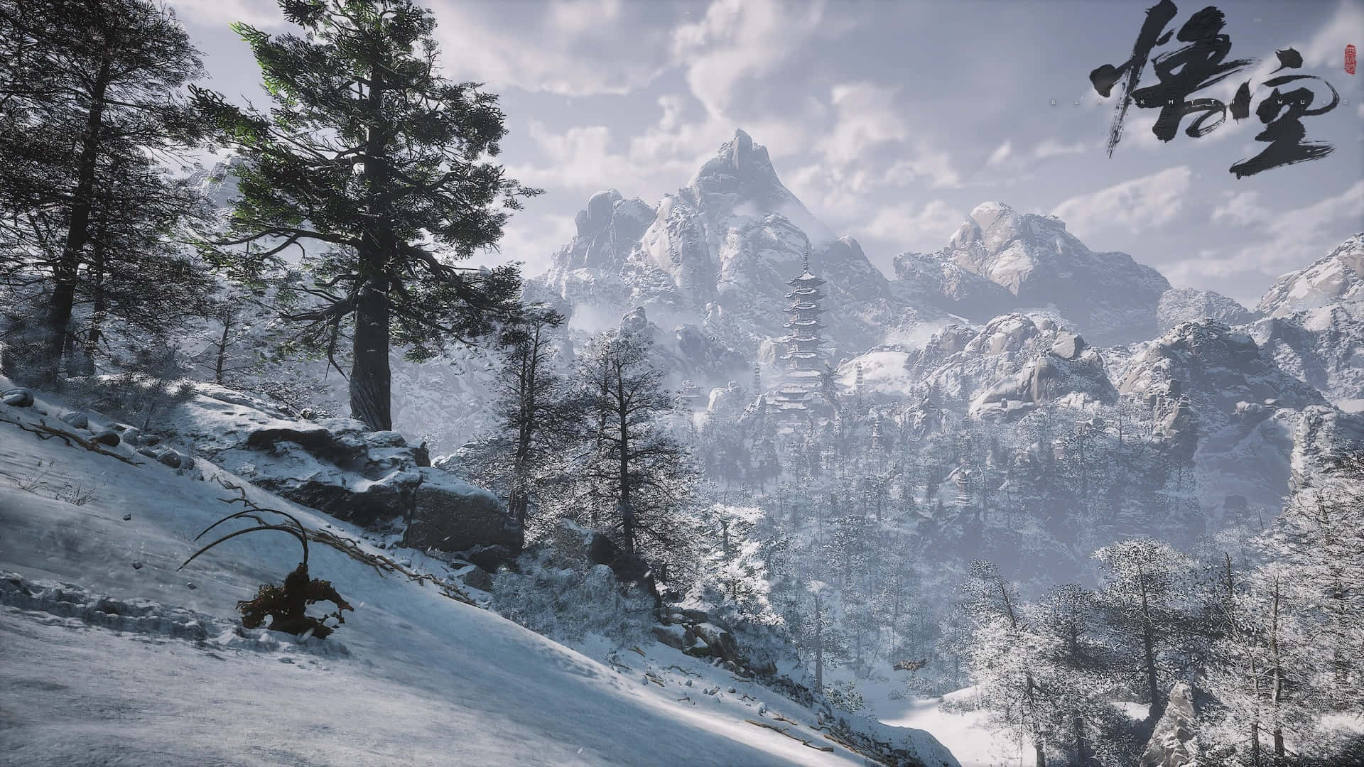 《黑神話：悟空》雪峰風景 壁紙 — 一個被雪覆蓋的山地景觀，有一棵孤獨的松樹和一座遠處的寶塔，坐落在多雲天空下的鋸齒狀山峰之間。