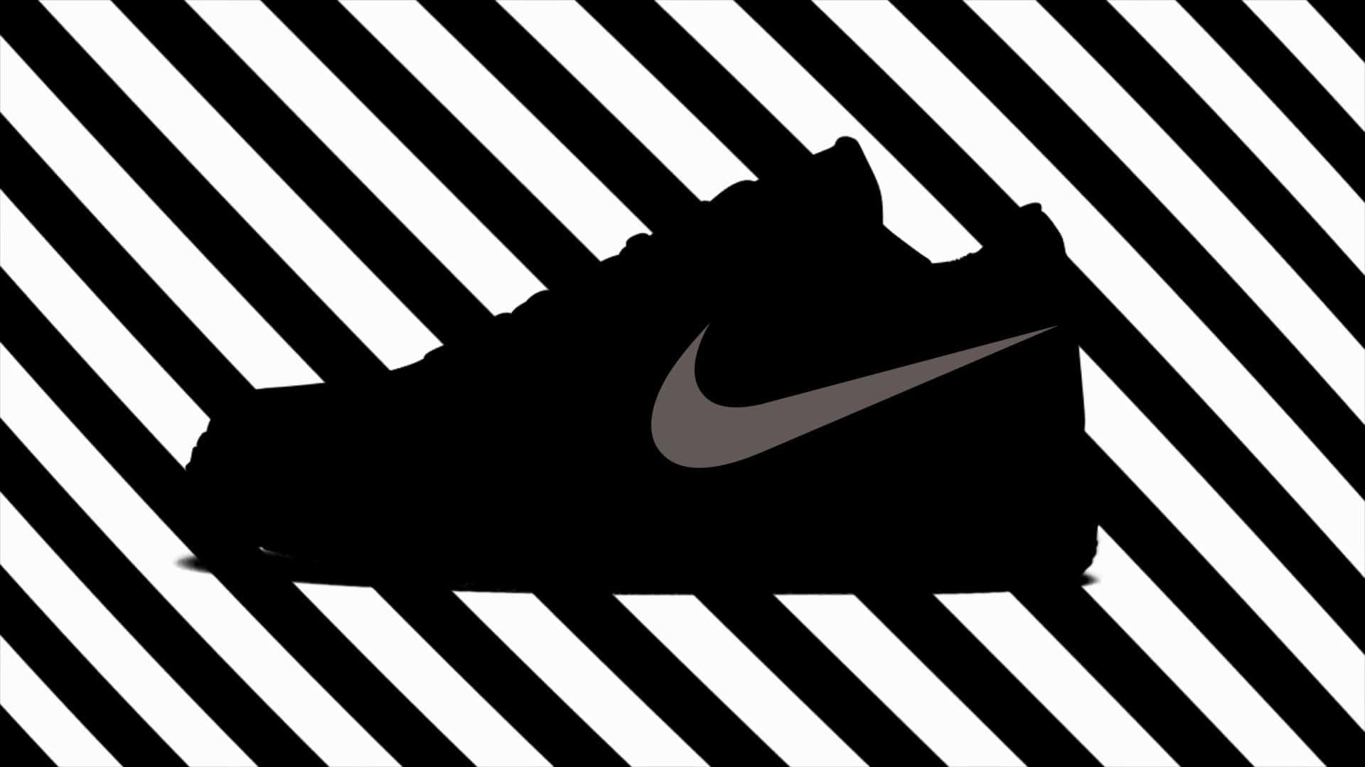 黑空軍帶來力量與堅強 壁紙 — 一個時尚的黑色Nike運動鞋輪廓，帶有灰色swoosh標誌，大膽地矗立在對比強烈的黑白斜紋背景前。