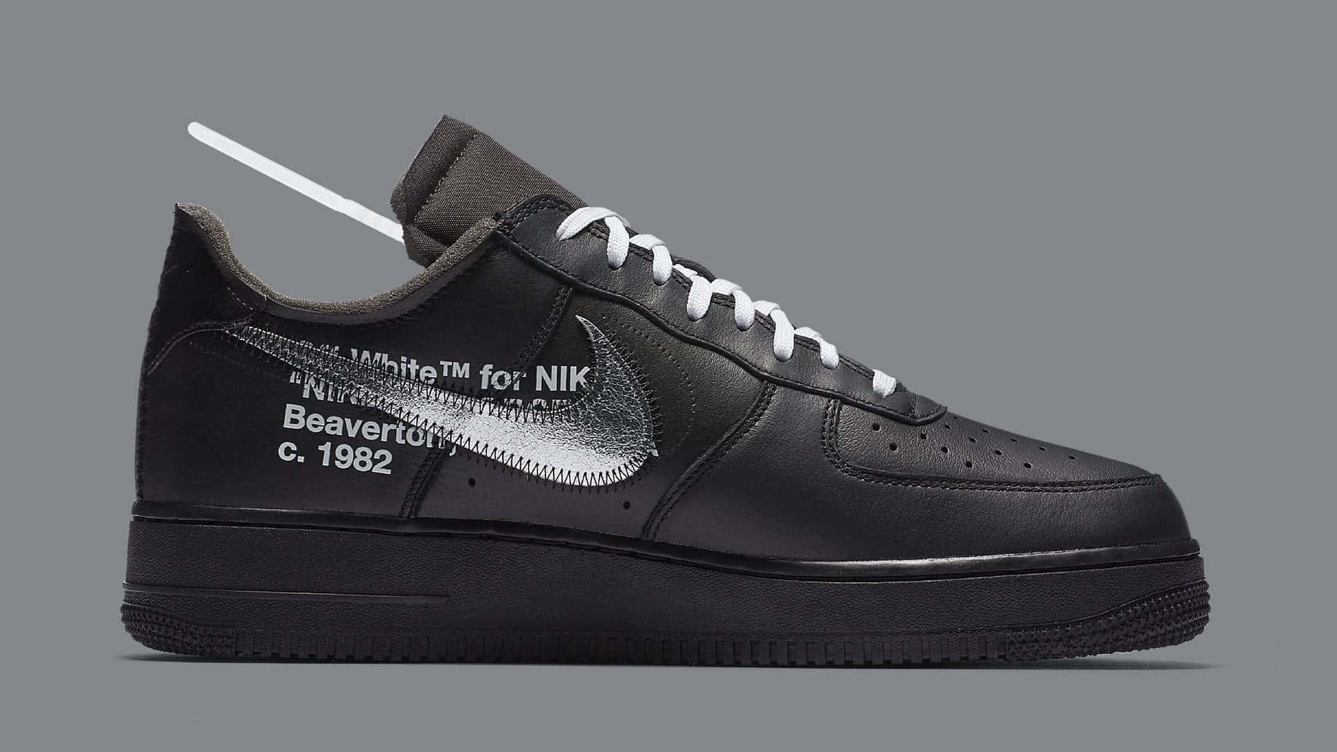 黑色Nike Air Force 1運動鞋，配有白色鞋帶和銀色文字細節。