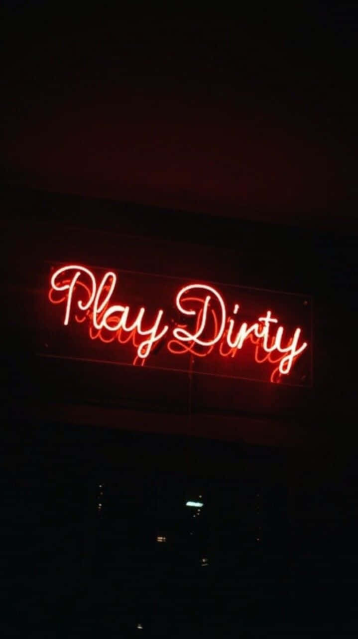 黑暗城市夜晚中，一個寫著 Play Dirty 的紅色霓虹燈牌。